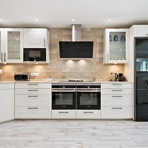 Spaces Mediterranean 4 Bedroom, 4 Bathroom, Huge Terrace, Jacuzzi- Sleeps 9 Sitges